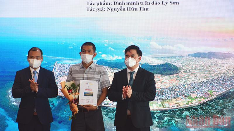 Ông Lê Hải Bình (bên trái) và PGS, TS Phạm Minh Tuấn trao giải nhất cho tác phẩm "Bình minh trên đảo Lý Sơn" của tác giả Nguyễn Hữu Thư.