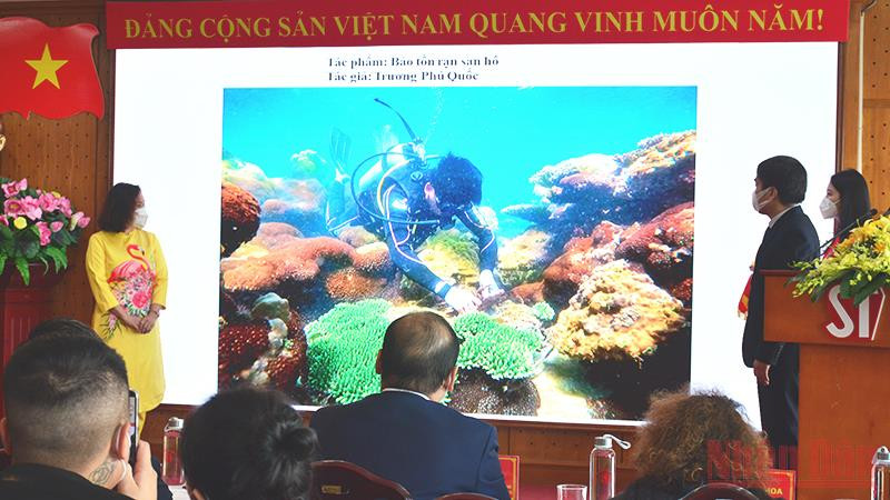 Tác phẩm "Bảo tồn rạn san hô" của tác giả Trương Phú Quốc đạt giải nhì cuộc thi. Trao giải cuộc thi ảnh “Đất nước nhìn từ biển” -0