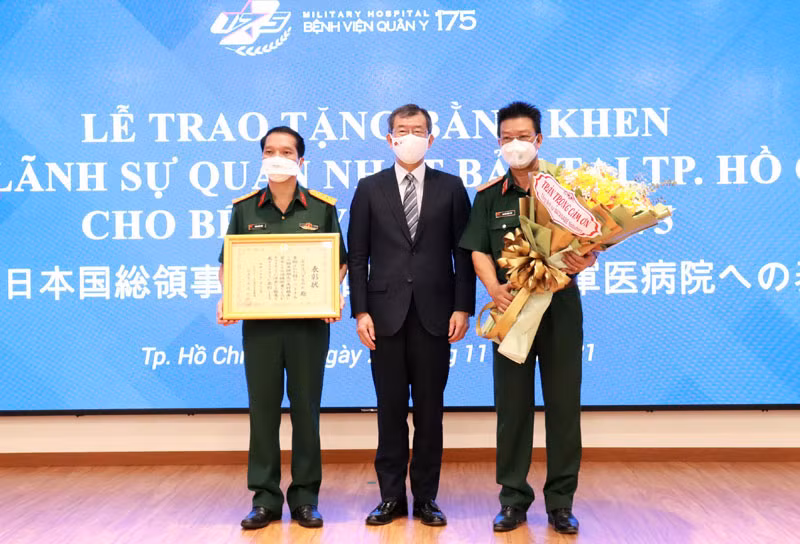 Đại diện Tổng Lãnh sự quán Nhật Bản tại TP Hồ Chí Minh trao Bằng khen tặng Bệnh viện Quân y 175. (Ảnh Bệnh viện cung cấp)