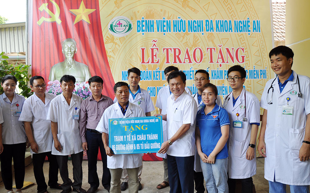 Lãnh đạo Bệnh viện Hữu nghị Đa khoa Nghệ An trao tặng thiết bị y tế cho Trạm Y tế xã Châu Thành (Quỳ Hợp). Tặng nhà, trang thiết bị y tế, khám, cấp thuốc miễn phí cho người dân vùng sâu, vùng xa Nghệ An -0