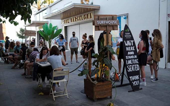Một quán bar gần bãi biển Barceloneta tại Barcelona, Tây Ban Nha hồi đầu tháng 7-2020. (Ảnh: Reuters) Châu Âu siết chặt kiểm soát trước mối đe dọa của làn sóng Covid-19 thứ hai -0