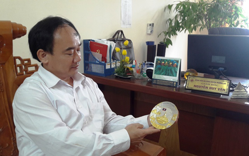 Lãnh đạo Bệnh viện huyện Mường Lát trân trọng kỷ vật bạn Lào trao tặng. Thắm tình hữu nghị đặc biệt Thanh Hóa - Hủa Phăn -0