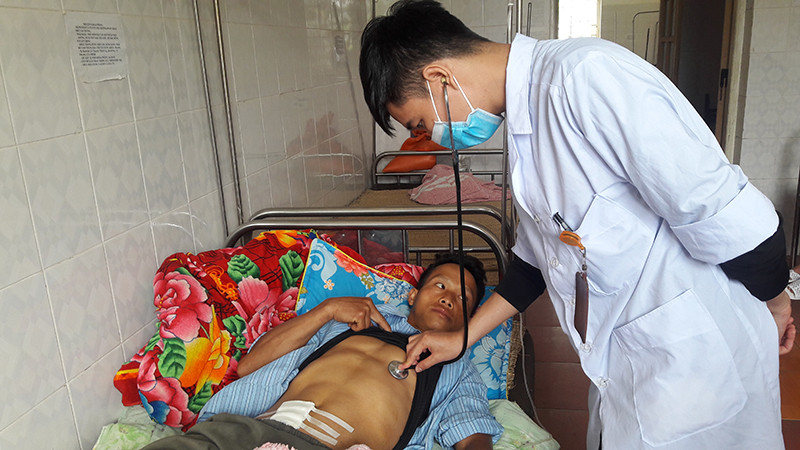 Bác sĩ thăm, khám sức khỏe cho bệnh nhân ở Bệnh viện đa khoa Mường Lát. Thắm tình hữu nghị đặc biệt Thanh Hóa - Hủa Phăn -0