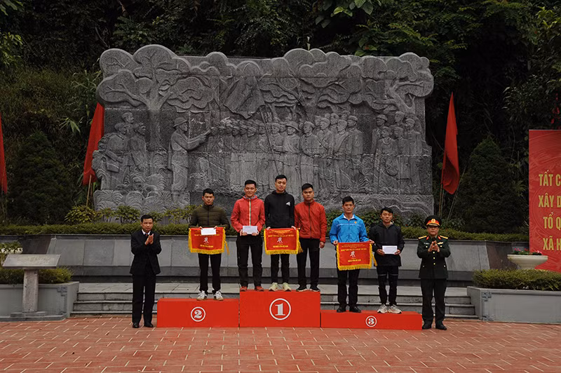Ban Tổ chức trao giải cuộc thi leo núi “Chinh phục đỉnh Slam Cao”.