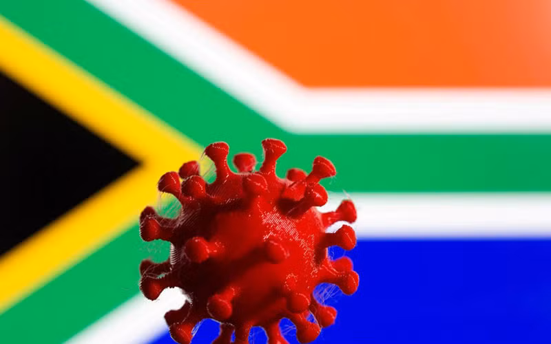 Mô hình 3D của virus SARS-CoV-2 trên nền cờ Nam Phi. (Ảnh: Reuters)