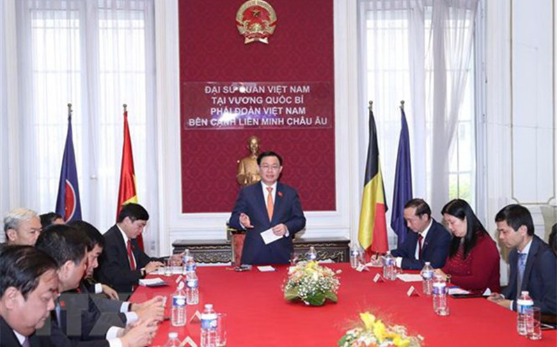 Chủ tịch Quốc hội Vương Đình Huệ nói chuyện với cán bộ, nhân viên Đại sứ quán Việt Nam tại Vương quốc Bỉ. Chủ tịch Quốc hội Vương Đình Huệ làm việc tại Đại sứ quán Việt Nam và gặp gỡ cộng đồng người Việt Nam tại Bỉ -0