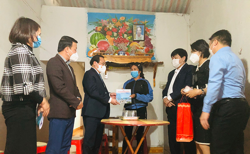 PGS, TS Nguyễn Công Hoàng (thứ ba từ trái sang) trao thẻ bảo hiểm y tế miễn phí cho người nghèo. Bảo vệ người lao động, sản xuất trong đại dịch Covid-19 -0