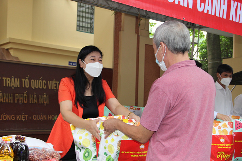 Những phần quà từ “Chợ 0 đồng” giúp các hoàn cảnh khó khăn. Hà Nội tiếp nhận và chuyển giao 50 máy thở, 550 nghìn bộ test Covid-19 -0
