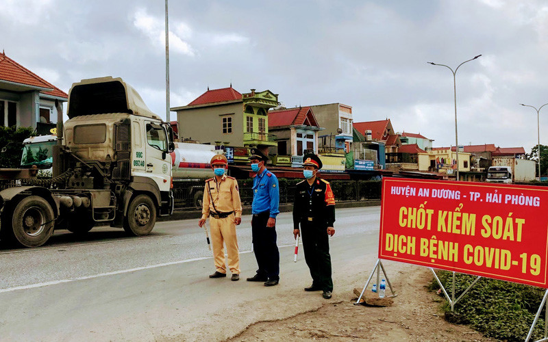 Chốt kiểm soát dịch bệnh trên quốc lộ 5.