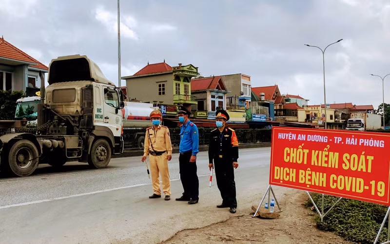 Chốt kiểm soát dịch bệnh trên quốc lộ 5.