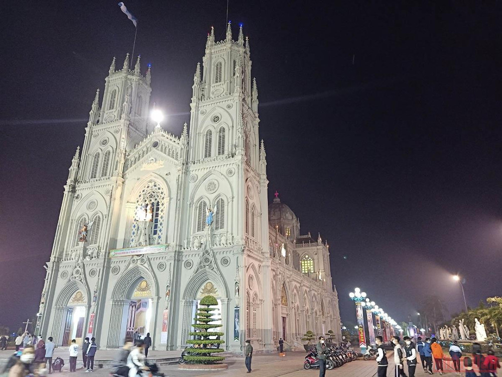 Nhà thờ Giáo xứ Đền Thánh Kiên Lao, tại xã Xuân Tiến, huyện Xuân Trường, tỉnh Nam Định thưa người đêm 24/12. 2kienlao-1640362596571.jpg