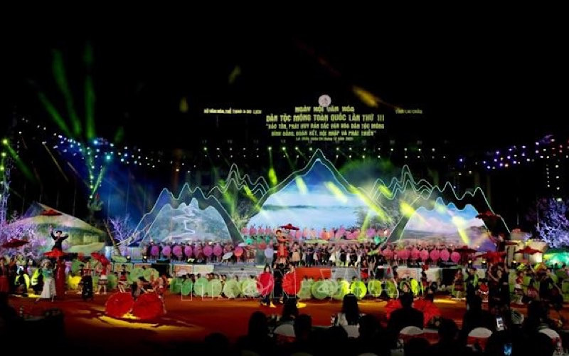 Chương trình nghệ thuật tại Lễ khai mạc Ngày hội văn hóa dân tộc Mông diễn ra tối 24/12 tại Lai Châu. (Ảnh: TTXVN)