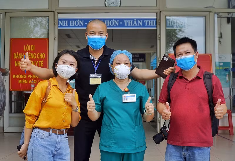 Nguyễn Thu Hằng (áo vàng) và các đồng nghiệp tại cơ sở điều trị bệnh nhân Covid-19 ở Đà Nẵng.