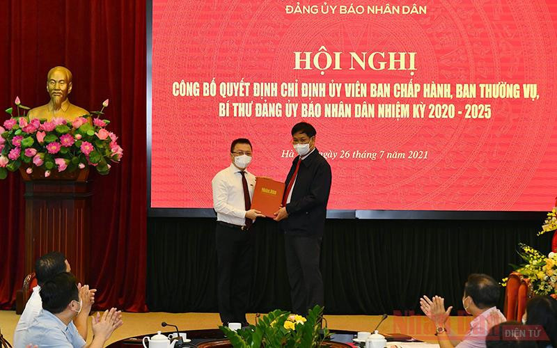 Đồng chí Huỳnh Tấn Việt, Bí thư Đảng ủy Khối các cơ quan Trung ương trao Quyết định chỉ định Tổng Biên tập Lê Quốc Minh giữ chức Bí thư Đảng ủy Báo Nhân Dân nhiệm kỳ 2020-2025.