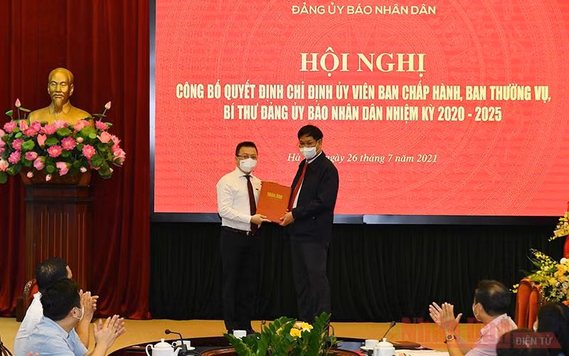 Đồng chí Huỳnh Tấn Việt, Bí thư Đảng ủy Khối các cơ quan Trung ương trao Quyết định chỉ định Tổng Biên tập Lê Quốc Minh giữ chức Bí thư Đảng ủy Báo Nhân Dân nhiệm kỳ 2020-2025.
