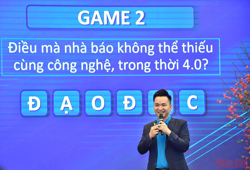 MC Hạnh Phúc (Đoàn Thanh niên Đài Truyền hình Việt Nam) trình bày tham luận tại tọa đàm. (Ảnh: Thành Đạt) Bồi đắp lý tưởng, bản lĩnh và năng lực của nhà báo trẻ trong thời đại mới -0