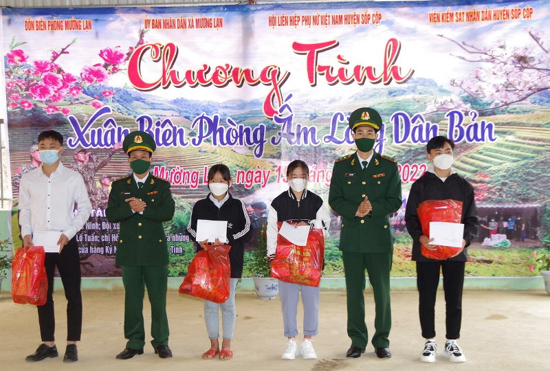 Trao học bổng cho các học sinh trong Chương trình “Nâng bước em tới trường và con nuôi đồn biên phòng”. Xuân biên phòng ấm lòng dân bản Pu Hao -0