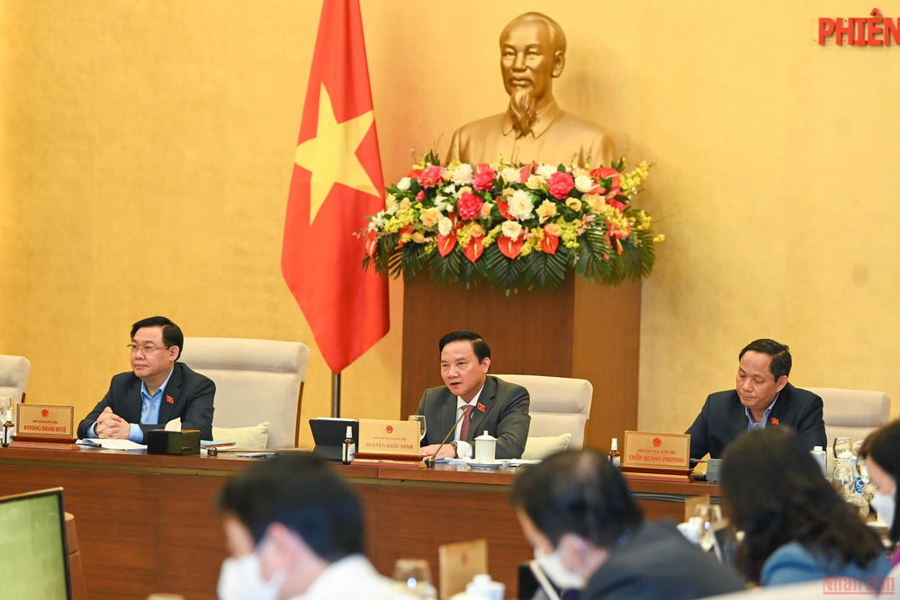 Phó Chủ tịch Quốc hội Nguyễn Khắc Định điều hành nội dung thảo luận tại phiên họp. (Ảnh: Duy Linh) Đặt yêu cầu cao về chất lượng trong xây dựng pháp luật -0