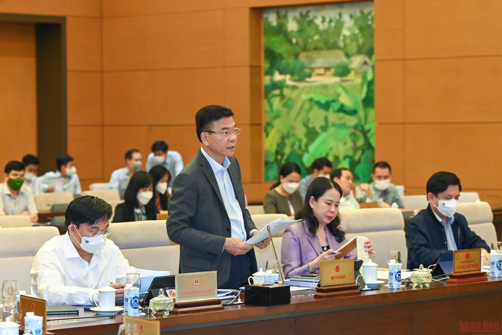 Bộ trưởng Tư Pháp Lê Thành Long trình bày báo cáo tại phiên họp. (Ảnh: Duy Linh) Đặt yêu cầu cao về chất lượng trong xây dựng pháp luật -0