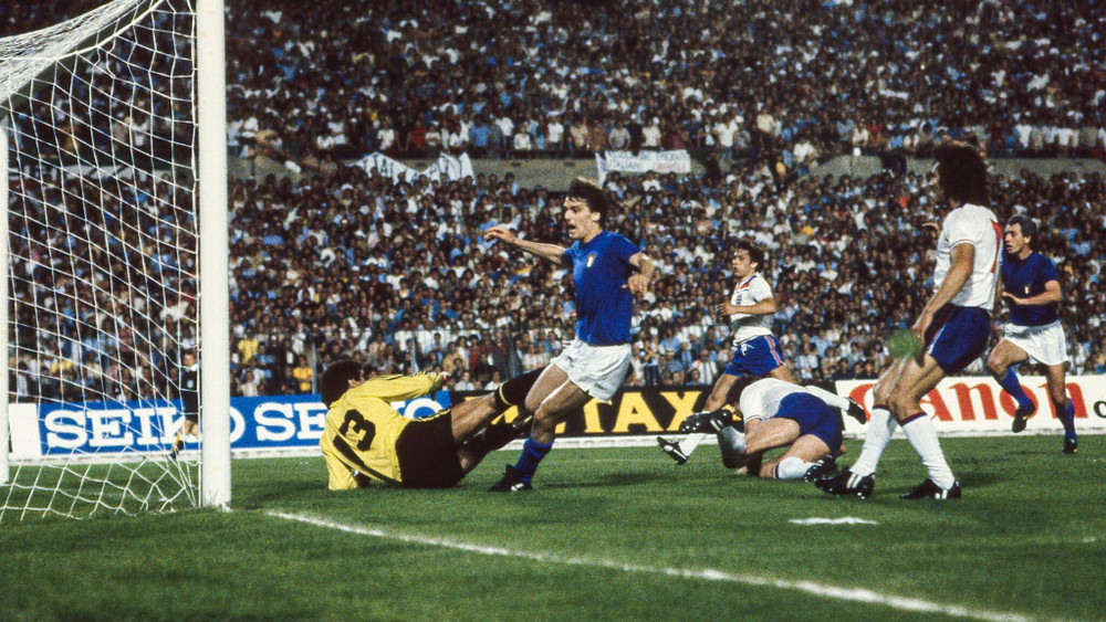 Marco Tardelli ghi bàn quyết định vào lưới đội tuyển Anh khi trận đấu còn 11 phút, ấn định thắng lợi 1-0 cho Italia trong trận đấu vòng bảng EURO 1980 diễn ra tháng 6/1980. Tuy nhiên, Azzurri chỉ xếp hạng 4 chung cuộc ở giải năm đó sau khi thua trận tranh hạng 3 trước Tiệp Khắc. (Ảnh: Icon Sport/Getty Images) Những khoảnh khắc đáng nhớ trong lịch sử đối đầu Italia - Anh -0