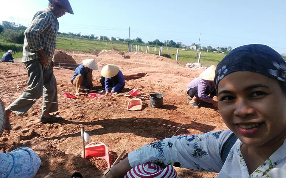 TS Nguyễn Anh Thư tại công trường khai quật ở Thanh Hóa. Những bóng hồng trên công trường khảo cổ -0