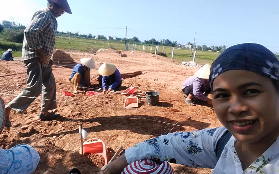 Những bóng hồng trên công trường khảo cổ -0