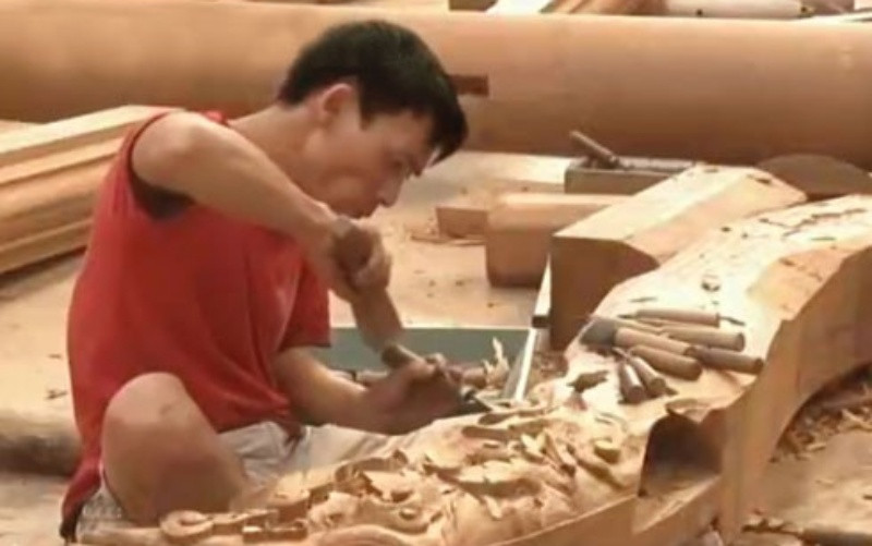 Nghề mộc ở xã Chàng Sơn (huyện Thạch Thất, Hà Nội) phát triển, bảo đảm việc làm, thu nhập ổn định cho người lao động. (Ảnh: Hoàng Tiến)