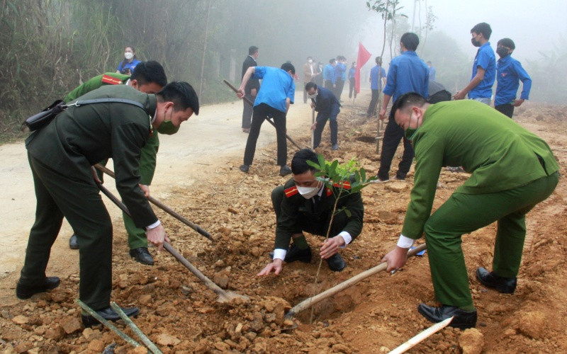 Đoàn viên thanh niên Sơn La tham gia trồng cây xanh tại các tuyến đường tại lễ phát động. Ngày cao điểm xây dựng nông thôn mới tại Sơn La -0