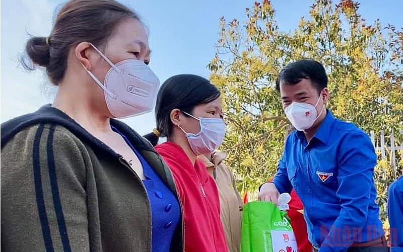 Bí thư Trung ương Đoàn Ngô Văn Cương (áo xanh trong ảnh) trao quà tặng các hộ gia đình chính sách, có hoàn cảnh khó khăn tại xã Nghĩa Trung (tỉnh Quảng Ngãi). Sôi nổi sức trẻ cả nước trong Ngày cao điểm xây dựng nông thôn mới -0