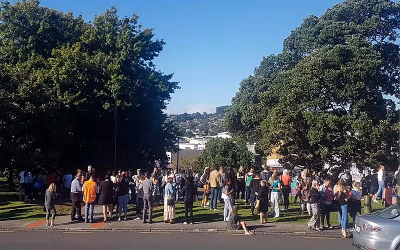 Người dân di chuyển đến khu vực cao ráo tại TP Whangarei, đảo Bắc. (Ảnh: AP)