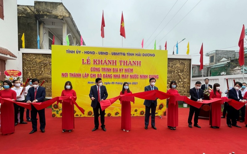 Cắt băng khánh thành công trình kỉ niệm 110 năm ngày sinh đồng chí Lê Thanh Nghị.