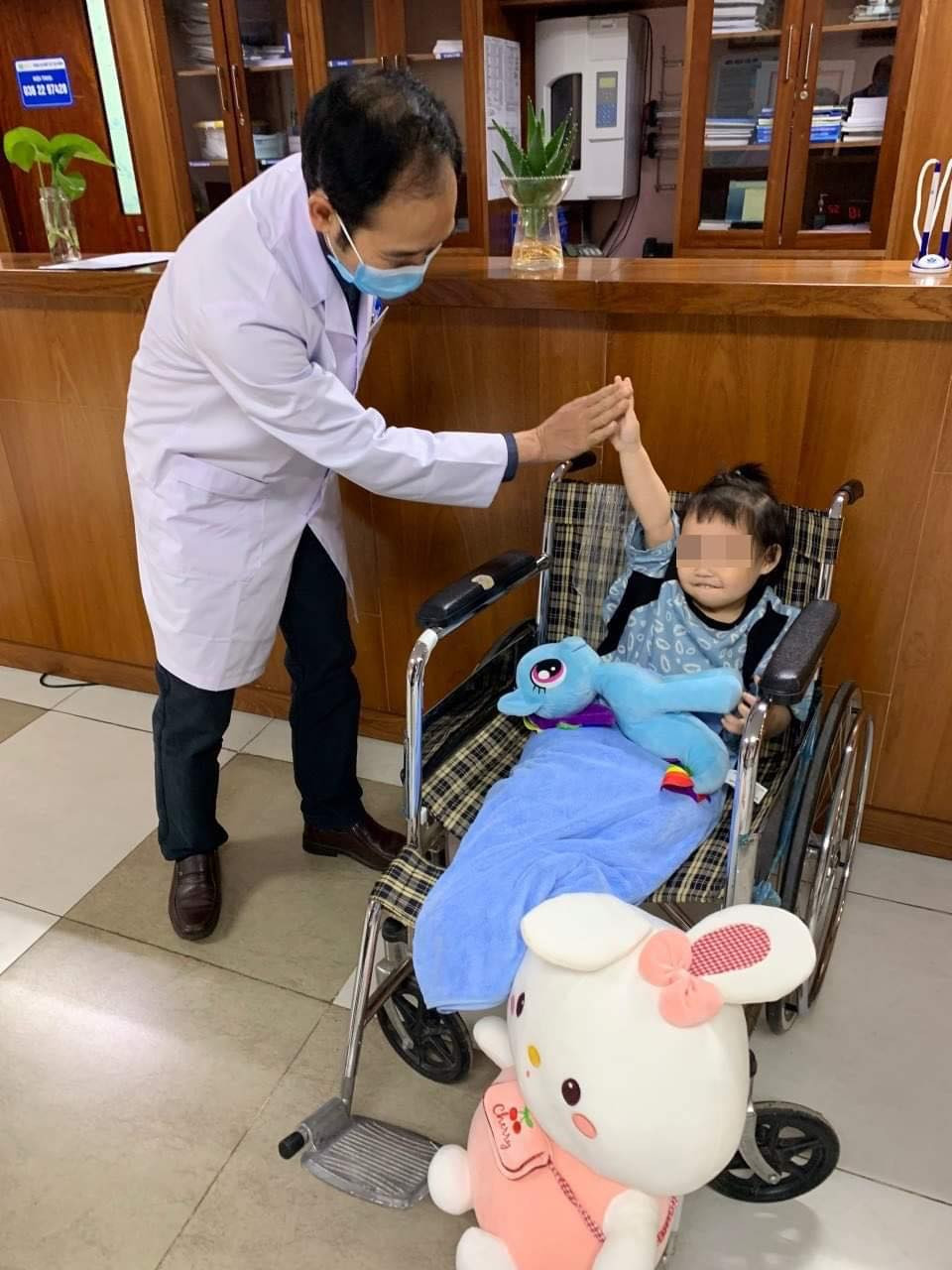 Bé gái được xuất viện sáng nay. Bé gái rơi từ tầng 12A chung cư ở Hà Nội xuất viện -0