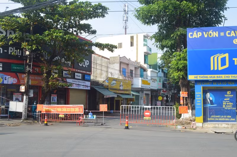 Lực lượng chức năng phong tỏa khu vực ca F0 sinh sống tại tổ 7, phường Nghĩa Lộ, TP Quảng Ngãi (Quảng Ngãi).