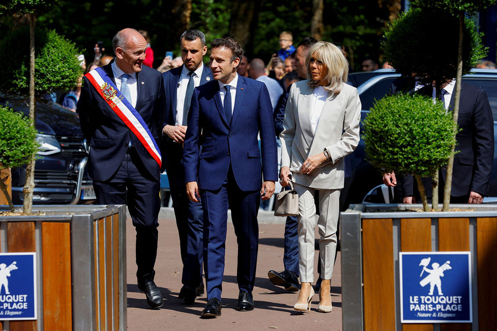Tổng thống Emmanuel Macron và Phu nhân Brigitte Macron tới bỏ phiếu tại một điểm bầu cử ở Le Touquet-Paris-Plage, ngày 24/4. (Ảnh: Reuters) Pháp -0