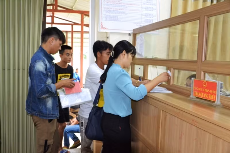 Thực hiện “Ngày thứ ba không viết, ngày thứ sáu không đợi” ở thị trấn Phong Hải (Bảo Thắng, Lào Cai).