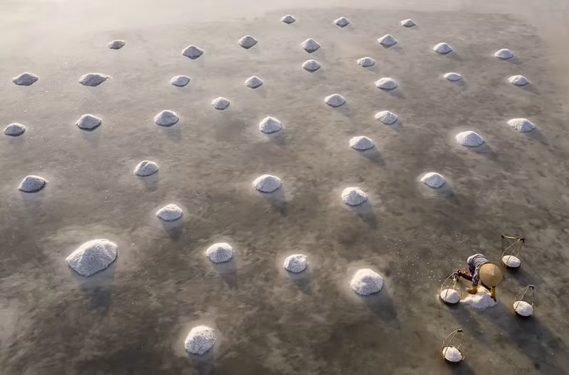 “Núi” muối trên bờ biển thị xã Ninh Hòa, tỉnh Khánh Hòa, Việt Nam. (Tác giả: Igor Altuna)