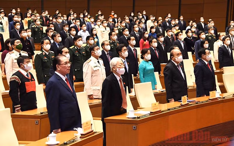 Các đại biểu thực hiện nghi lễ chào cờ tại phiên bế mạc. Ảnh: DUY LINH.