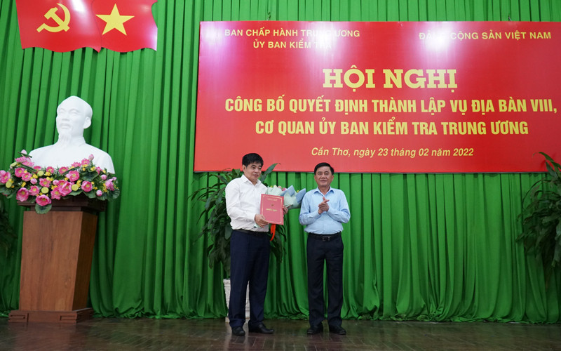Đồng chí Trần Cẩm Tú trao quyết định thành lập vụ địa bàn VIII tại thành phố Cần Thơ. (Ảnh: THANH TÂM) 