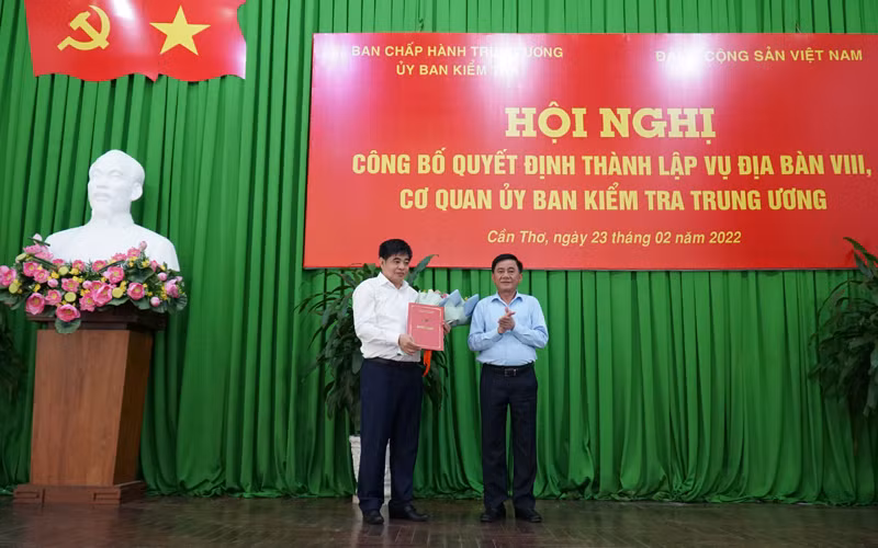 Đồng chí Trần Cẩm Tú trao quyết định thành lập vụ địa bàn VIII tại thành phố Cần Thơ. (Ảnh: THANH TÂM) 