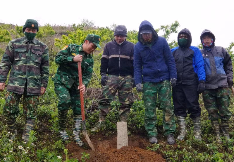 Cắm cọc dấu điểm đặc trưng của đường biên giới Việt Nam-Lào -0
