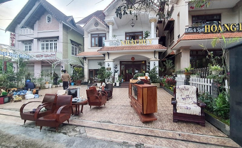 Sạt lở uy hiếp an toàn 7 công trình nhà dân, trong đó có 3 khách sạn. Đề xuất chi hơn 45 tỷ đồng khắc phục khẩn cấp sạt lở ở cửa ngõ Đà Lạt -0