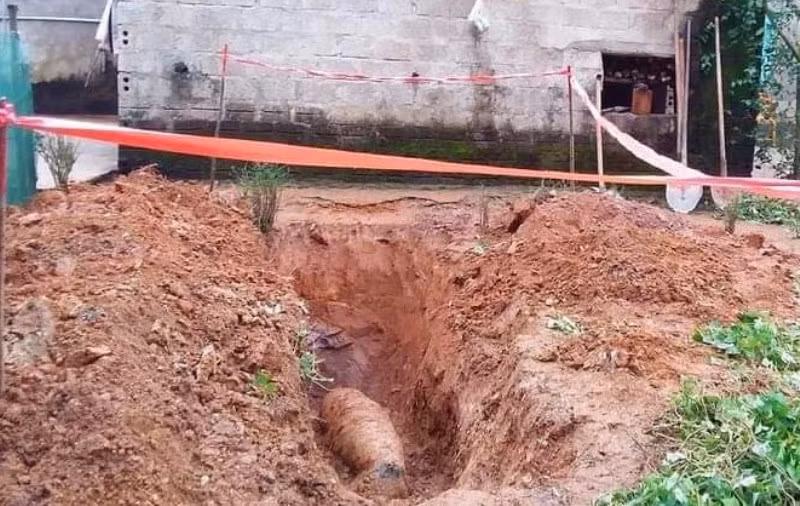 Quả bom chưa nổ nằm trong vườn nhà dân ở Cự Nẫm (Quảng Bình).