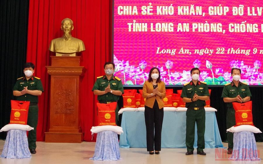 Trao quà cho cán bộ, chiến sĩ lực lượng vũ trang có hoàn cảnh khó khăn do ảnh hưởng của dịch bệnh.