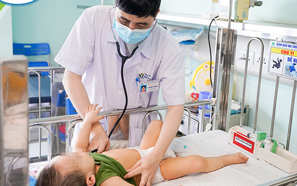 BSCKII Lê Thanh Chương, Trưởng Khoa Hồi sức Hô hấp, Trung tâm Hô hấp, Bệnh viện Nhi Trung ương khám cho bệnh nhi 17 tháng tuổi.