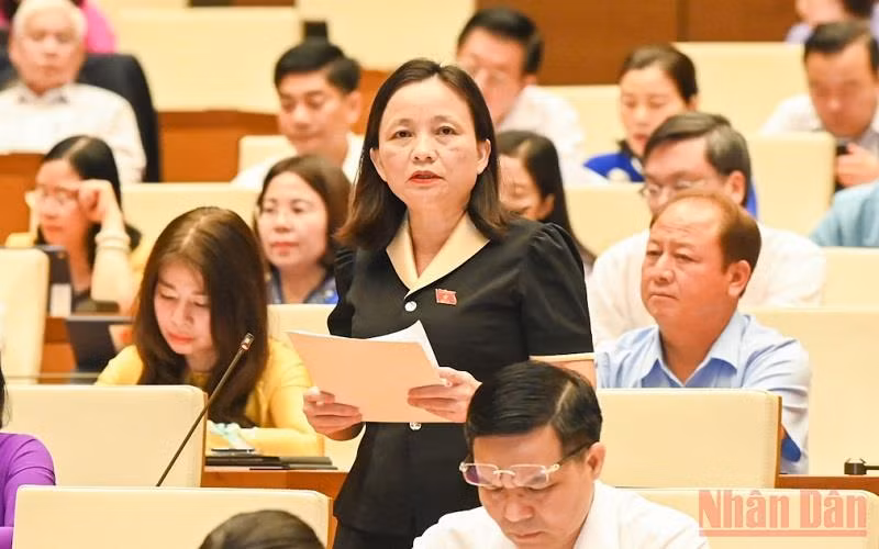 Đại biểu Cầm Thị Mẫn (Thanh Hóa) phát biểu thảo luận tại hội trường sáng 1/6. (Ảnh: LINH NGUYÊN)