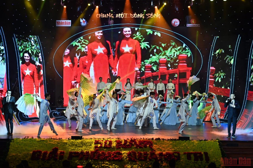 (Ảnh: ĐĂNG KHOA) 21 giờ 47 phút: Nhóm Oplus, Vũ đoàn Htteam, tập thể diễn viên trình bày ca khúc