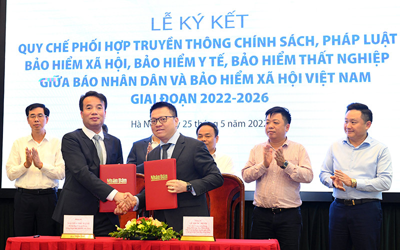 Tổng Biên tập Báo Nhân Dân Lê Quốc Minh và Tổng Giám đốc Bảo hiểm xã hội Việt Nam Nguyễn Thế Mạnh tại Lễ ký kết. (Ảnh: Thành Đạt)