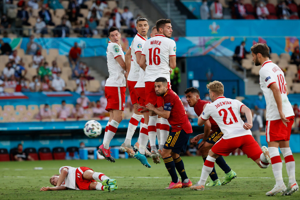 Moreno sút phạt hàng rào không thành công. (Ảnh: UEFA) Phung phí cơ hội, Tây Ban Nha tiếp tục bị cầm hòa -0