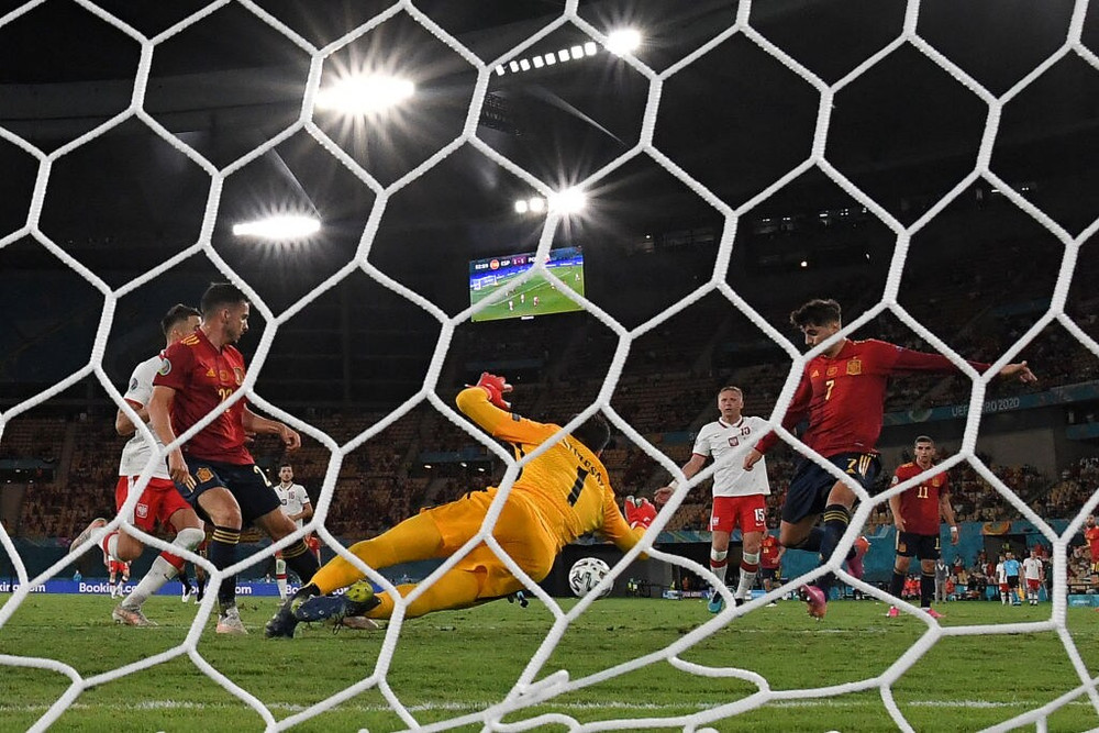 Morata bỏ lỡ cơ hội lập cú đúp ở trận này. (Ảnh: UEFA) Phung phí cơ hội, Tây Ban Nha tiếp tục bị cầm hòa -0