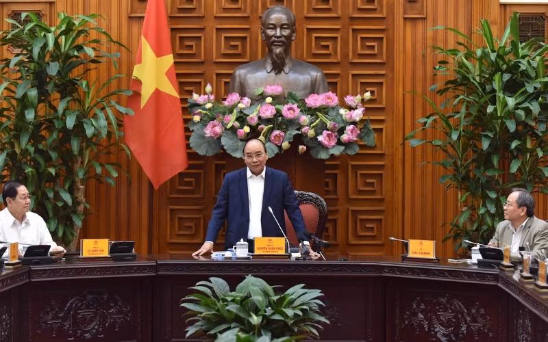 Thủ tướng Nguyễn Xuân Phúc chủ trì cuộc họp với Ban Chỉ đạo biên soạn và xuất bản Lịch sử Chính phủ Việt Nam. ẢNH: TRẦN HẢI
